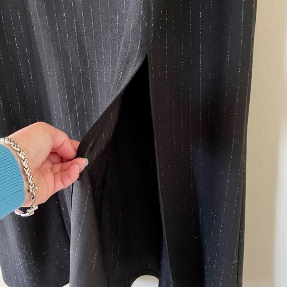 Sleeveless dress with keyhole opening - Picture 4 of 14